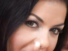 Сисястая зрелая брюнетка снялась в анальном любительском порно