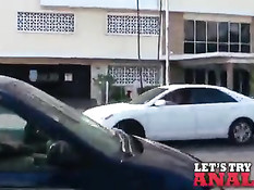 Длинноволосая молодая брюнетка Roxanne Rae получила хуй в анус