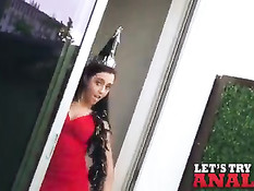 Длинноволосая молодая брюнетка Roxanne Rae получила хуй в анус