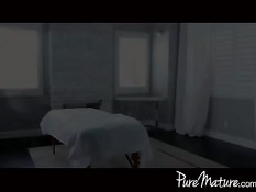 Зрелая брюнетка делает мужчине эротический массаж и даёт в анал