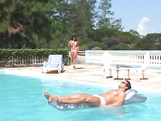 Сексуальная девка Yumi Sato занимается анальным сексом на улице