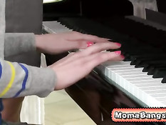 Парень застал девушек за лесбийским сексом и дал им пососать член