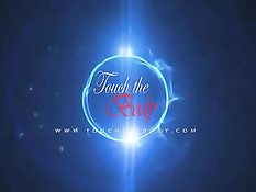 Две лесбиянки делают эротический нуру массаж на свежем воздухе