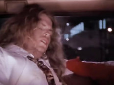 Грудастая блондинка в красном платье трахается в старинном такси