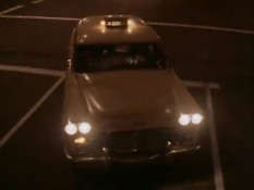 Грудастая блондинка в красном платье трахается в старинном такси