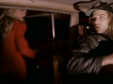 Грудастая блондинка в красном платье трахается в старинном такси