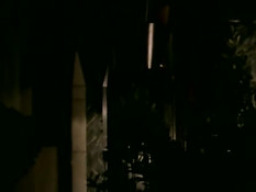 Грудастая блондинка в красном платье трахается в старинном такси