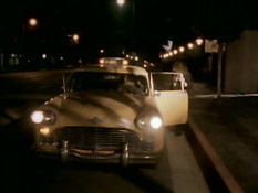 Грудастая блондинка в красном платье трахается в старинном такси