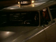 Грудастая блондинка в красном платье трахается в старинном такси