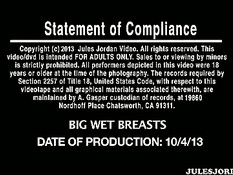 Вымазанная в масле сисястая блондинка дрочит парню хуй сиськами