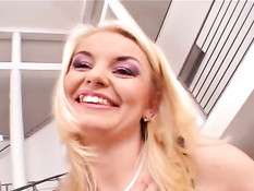 Две сисястые лесбиянки трахаются со страпоном на теннисном корте