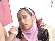 Девушка в арабском платье дрочит большими сиськами и сосёт член