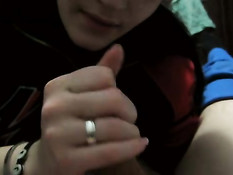 Русская девушка крупным планом отсасывает хуй своему бойфренду