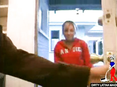 Латинская девушка отсасывает и дрочит член в любительском порно