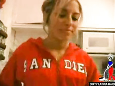 Латинская девушка отсасывает и дрочит член в любительском порно