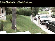 Юная проказница пришла в гости к дяде и отсосала большой пенис