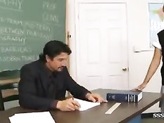 Смуглая студентка трахается с преподавателем и получает сперму