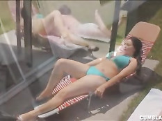 Мужчина дрочит на загорающую девку в бикини и кончает на стекло