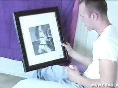 Очкастая подруга пришла и помогла парню кончить на свой портрет