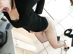 Похотливая дамочка подрочила хуй и залила спермой чёрные чулки