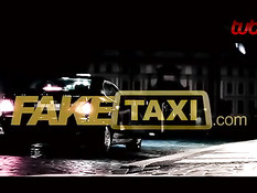 Девка занимается сексом с водителем и получает сперму на животик