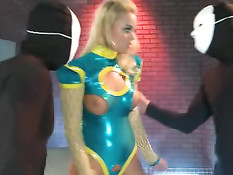 Мужик в облегающем костюме развязал и отодрал юную блондинку