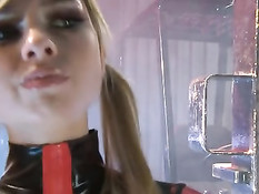 Мужик в облегающем костюме развязал и отодрал юную блондинку