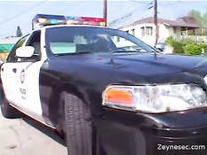 Блондинка полицейская остановила авто и отъебала парня на капоте