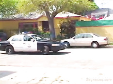 Блондинка полицейская остановила авто и отъебала парня на капоте