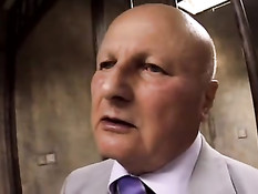 Развратные лесбиянки занимаются сексом в грязной тюремной камере