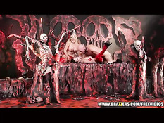 Горячие штучки в красном латексном белье трахают лысого мужчину