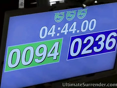 После жестокой борьбы на ринге девчонки трахаются со страпоном