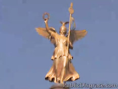 Полуголая рабыня брюнетка ходит по городу и трахается с хозяином