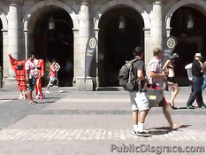 Полуголая рабыня брюнетка ходит по городу и трахается с хозяином