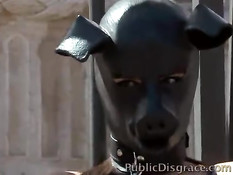 Полуголая рабыня брюнетка ходит по городу и трахается с хозяином