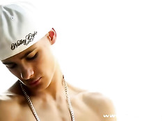 Два молодых гея целовались и отсасывали на улице возле развалин