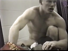 Скрытая камера в раздевалке подсматривает за голыми мужчинами