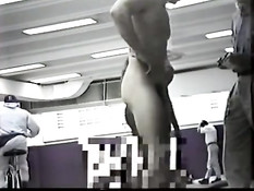 Скрытая камера в раздевалке подсматривает за голыми мужчинами