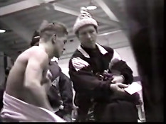 Скрытая камера в раздевалке подсматривает за голыми мужчинами