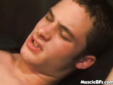 Молодой гей в презервативе трахает паренька на качелях для секса