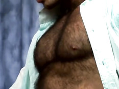 Парень сделал минет волосатому гею и на столе оттрахал в задницу