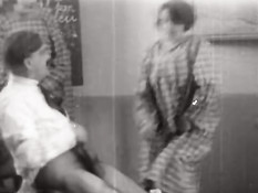 Дамочки из старинного порно фильма учатся сосать и ебаться раком