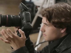 Две юные модели занимаются сексом с парнем во время фотосессии