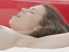 Две юные модели занимаются сексом с парнем во время фотосессии