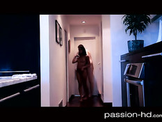 Парень оттрахал на кровати двух ненасытных загорелых девчонок