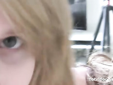 Две молодые модельки мастурбируют бритые киски и делают минет