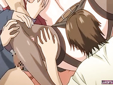 Ребята трахают во все дырки хентай малышку и дают отсосать члены