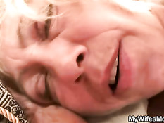 Жена застала мужа за занятием сексом со своей возбуждённой мамой