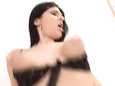 Парни трахают сексуальных женщин и заливают спермой их дырочки