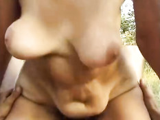 Три парня встретили в лесу грудастую дамочку и оттрахали на траве